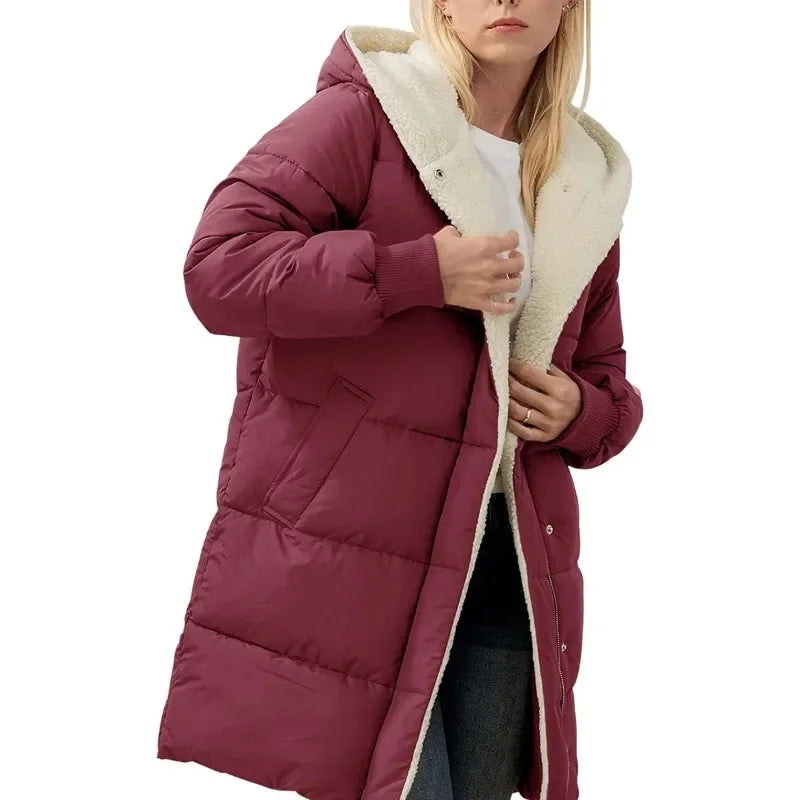 Cappotto invernale lungo trapuntato da donna con cappuccio foderato effetto montone