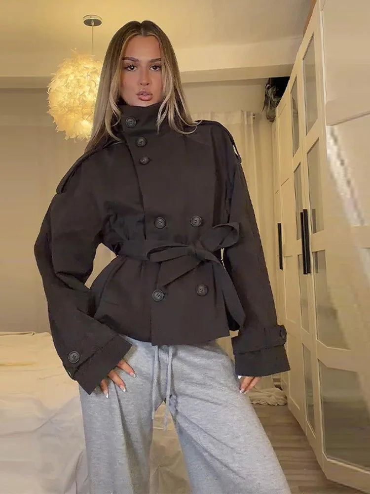 Kurze zweireihige Damenjacke mit Stehkragen und Gürtel