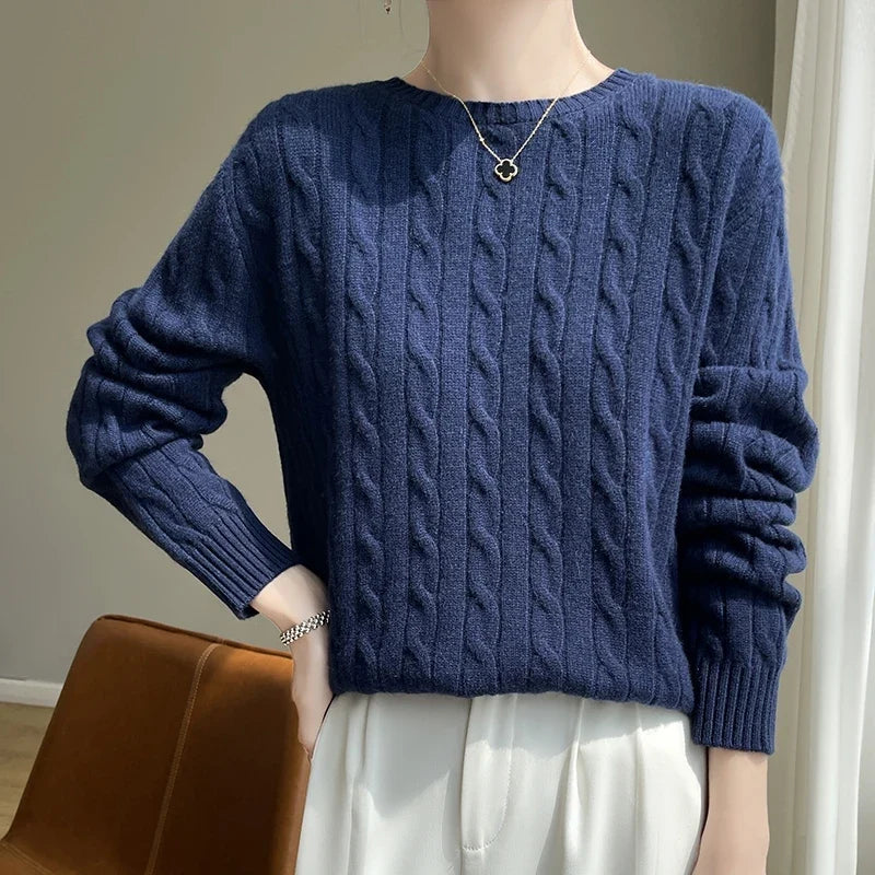 Damenpullover mit Rundhalsausschnitt aus Zopfmuster-Strick mit langen Ärmeln in Rosa
