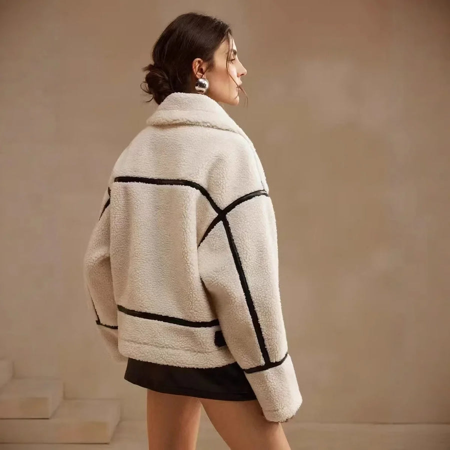 Offwhite sherpa-bomberjakke til kvinder med sorte detaljer