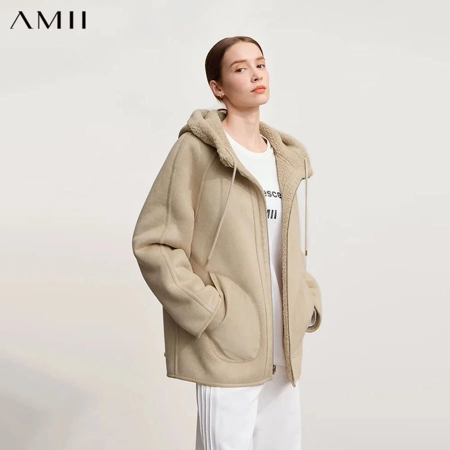 Giacca con cappuccio beige/cachi in tessuto morbido foderato effetto montone da donna