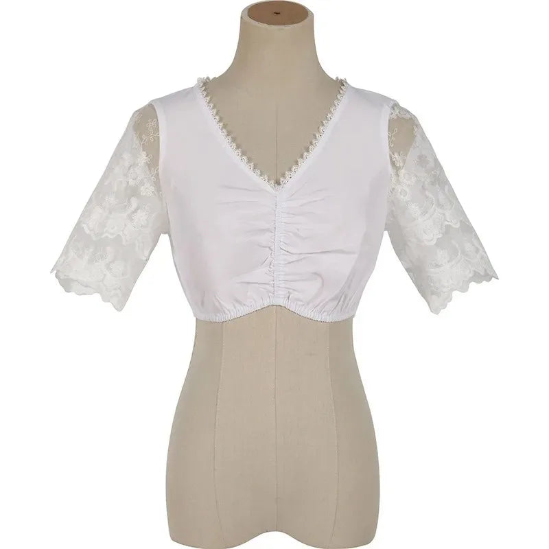 Traditionel grøn og sort dirndl-kjole med blomsterbroderier og hvid bluse