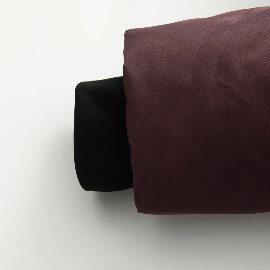 Chaqueta acolchada corta entallada para mujer con cinturón y cuello alto
