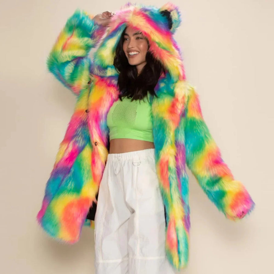Fargerik regnbuefarget kåpe i fuskepels med hette, livlig tie-dye-mønster og bjørneører