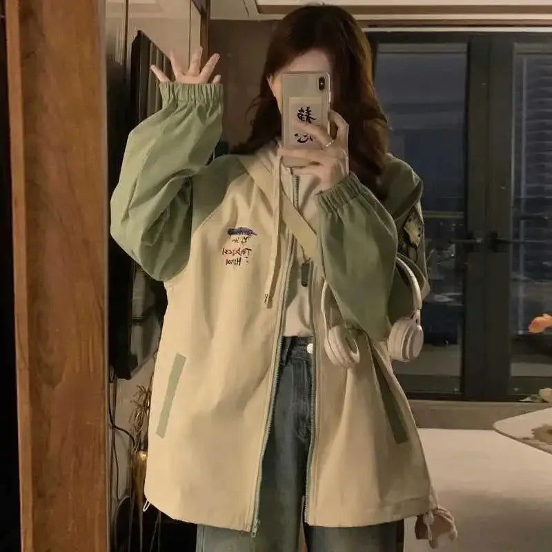 Giacca bicolore da donna con cappuccio beige e verde, casual, stile raglan