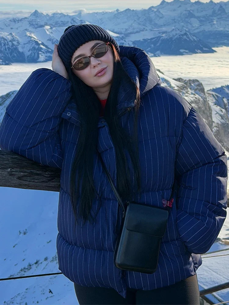 Damen-Steppjacke mit feinen Streifen und Kapuze