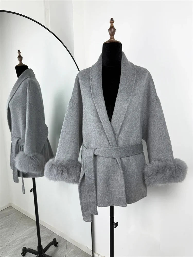 Veste courte femme ceinturée en tissu doux avec poignets en fausse fourrure