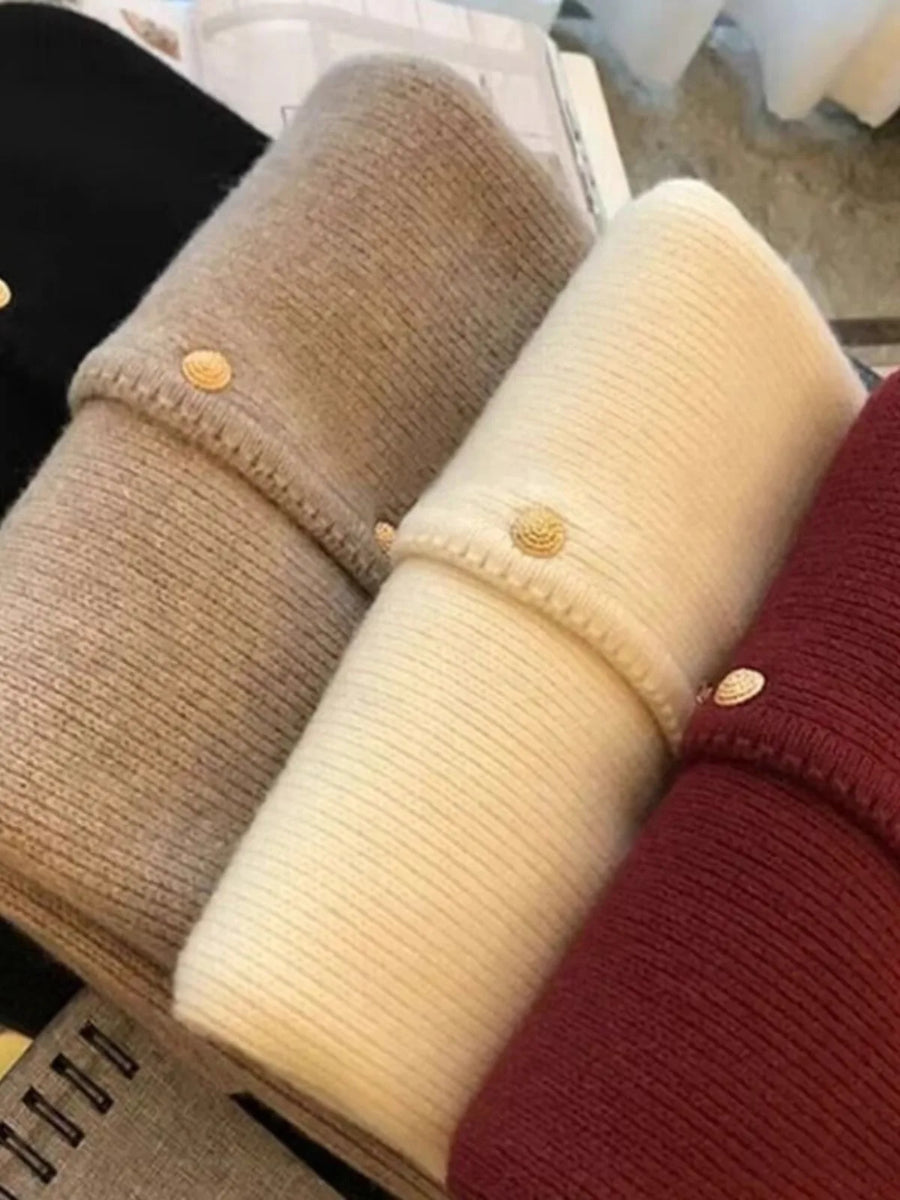 Cardigan da donna in maglia sottile con bottoni dorati, scollo rotondo e maniche lunghe