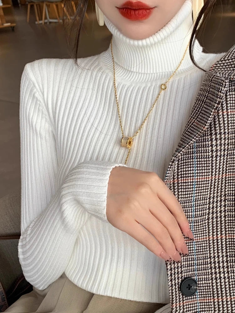 Figurbetonter Damen-Rollkragenpullover aus Rippstrick mit langen Ärmeln