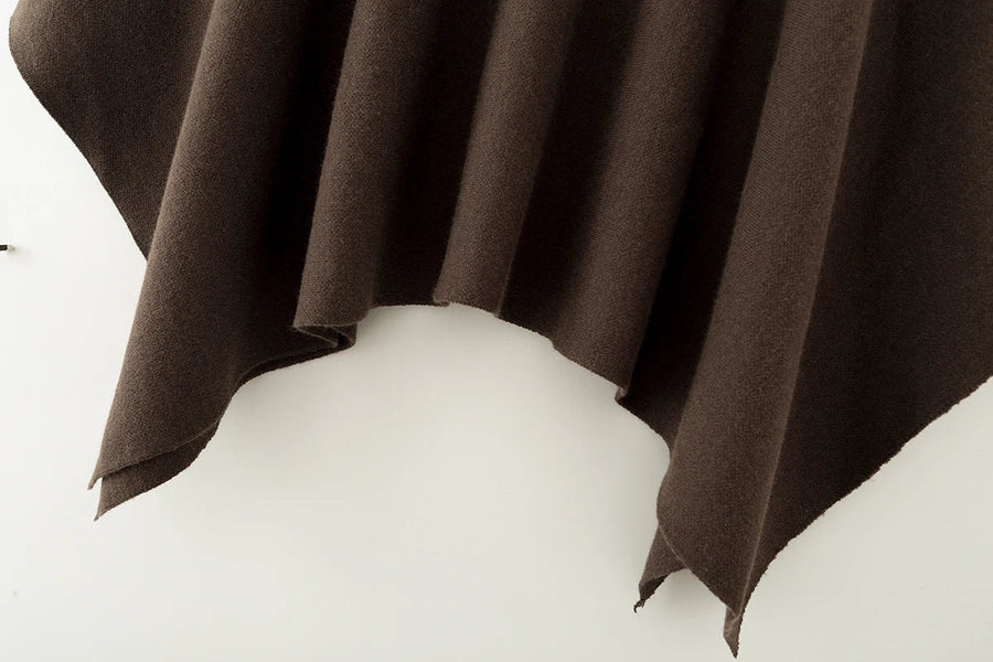 Elegant, varm poncho til damer i sort eller brun, løs pasform til udendørs brug