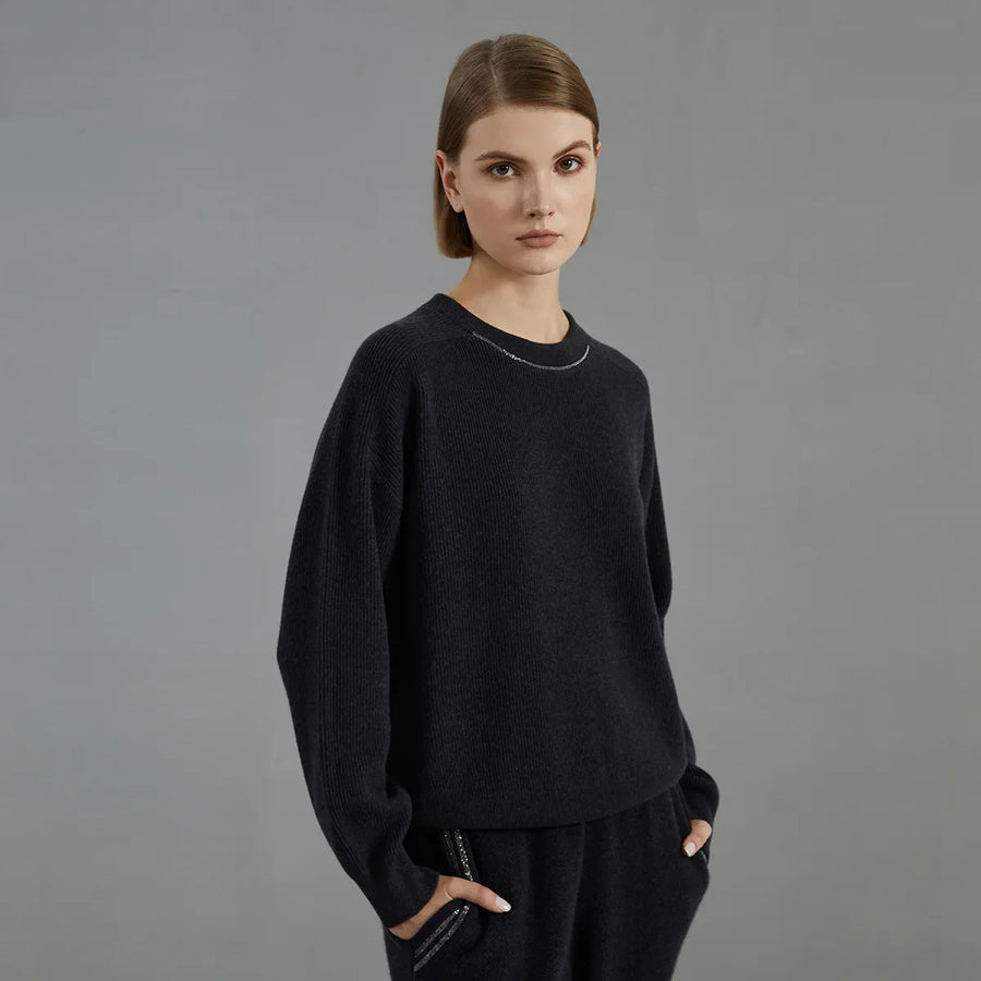 Ribbet damesweater med rund hals og lange ærmer