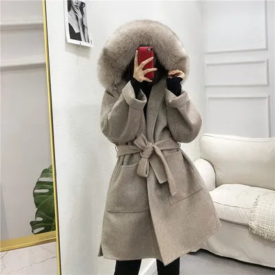Abrigo elegante para mujer con capucha y mangas con ribete de piel sintética, cinturón extraíble