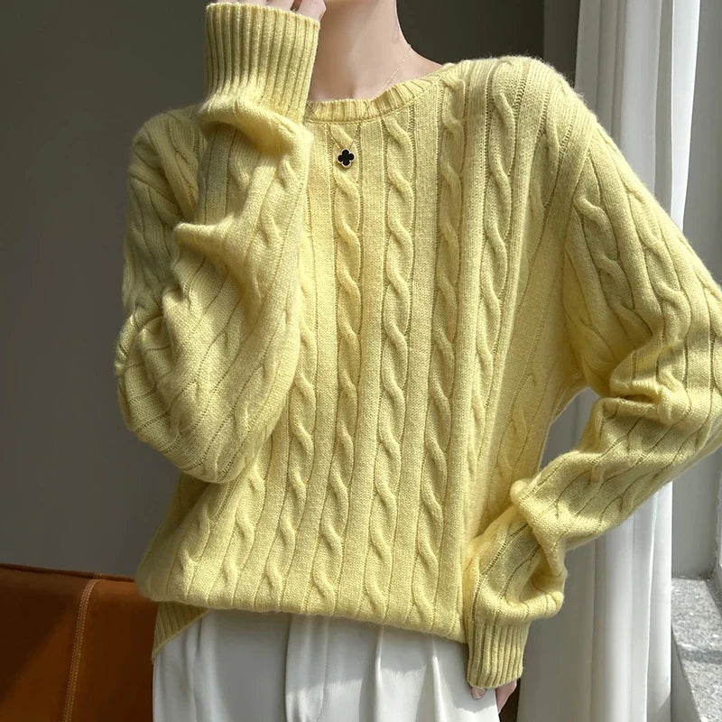 Damenpullover mit Rundhalsausschnitt aus Zopfmuster-Strick mit langen Ärmeln in Rosa