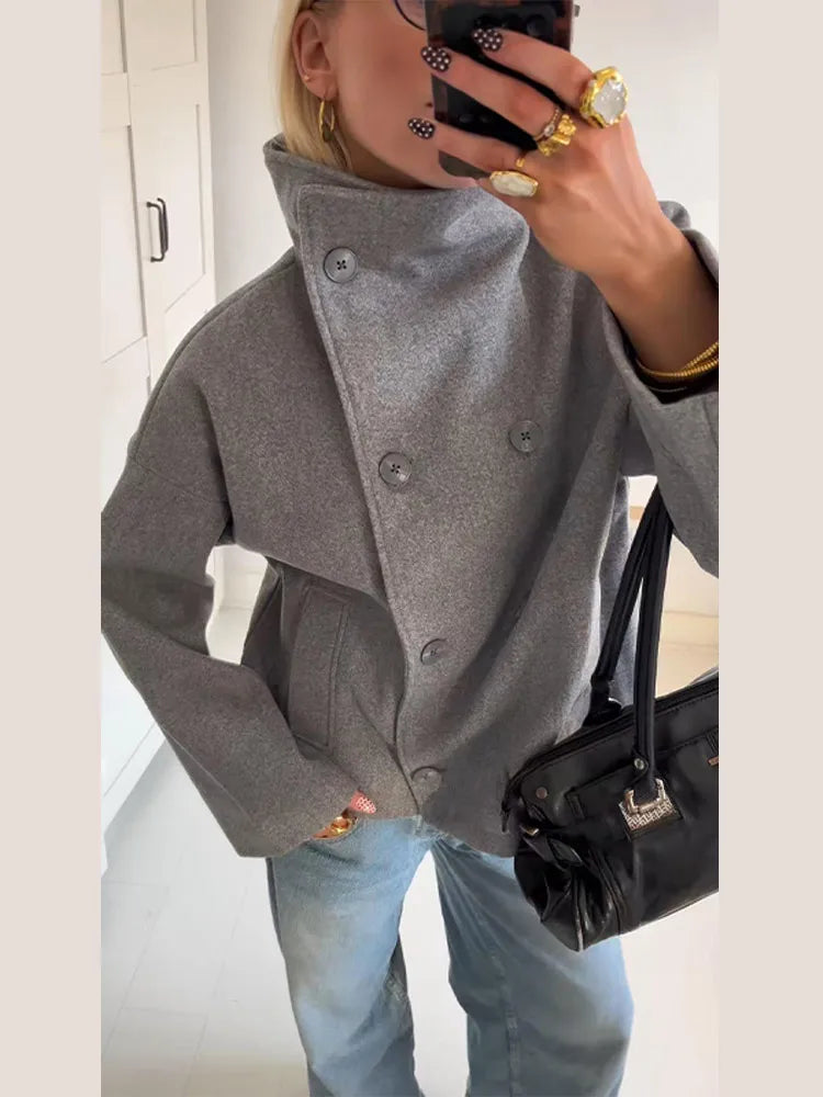 Kort grå jakke med ståkrage og dobbeltspente knapper til dame