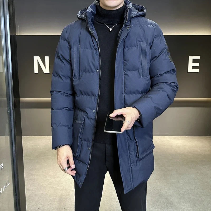 Piumino lungo trapuntato da uomo con cappuccio, cerniera e tasche, per l'inverno