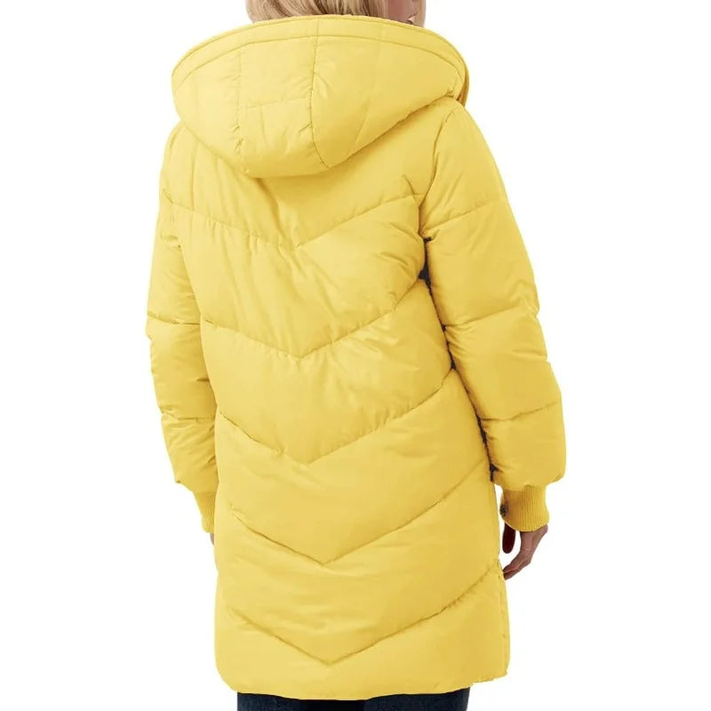 Cappotto invernale lungo trapuntato da donna con cappuccio foderato effetto montone