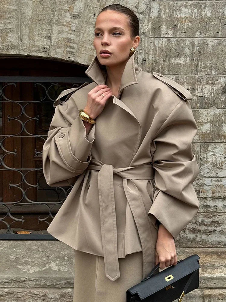 Elegante lange damestrenchcoat met opstaande kraag en ruime pasvorm