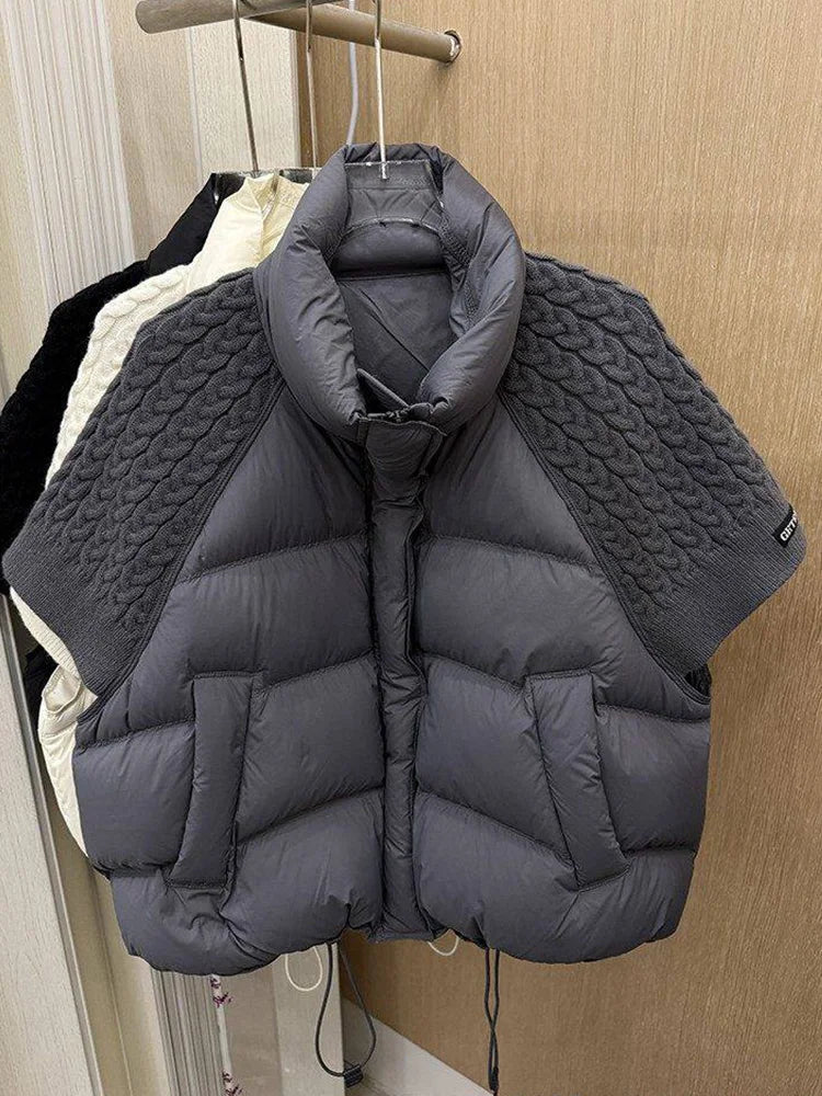 Kurze Damen-Daunenjacke mit gestrickten Ärmeln und Stehkragen