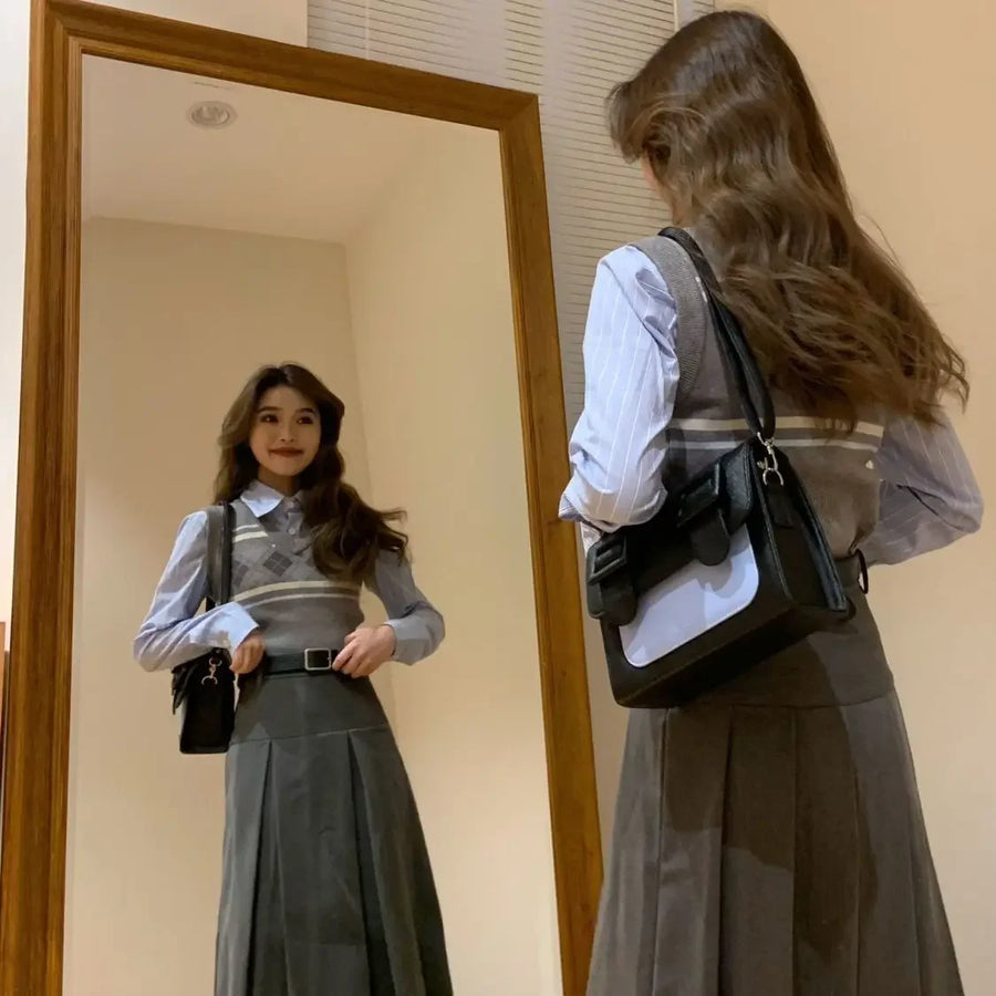 Damski zestaw składający się z szarej plisowanej długiej spódnicy i kraciastej kamizelki bez rękawów w stylu preppy