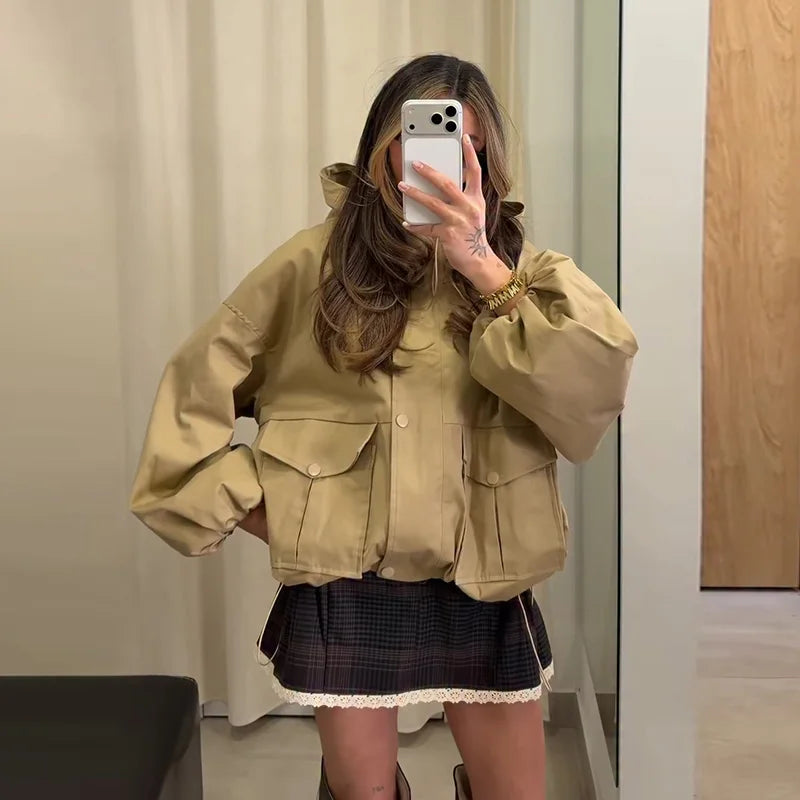Giacca bomber corta da donna con cappuccio e vita regolabile
