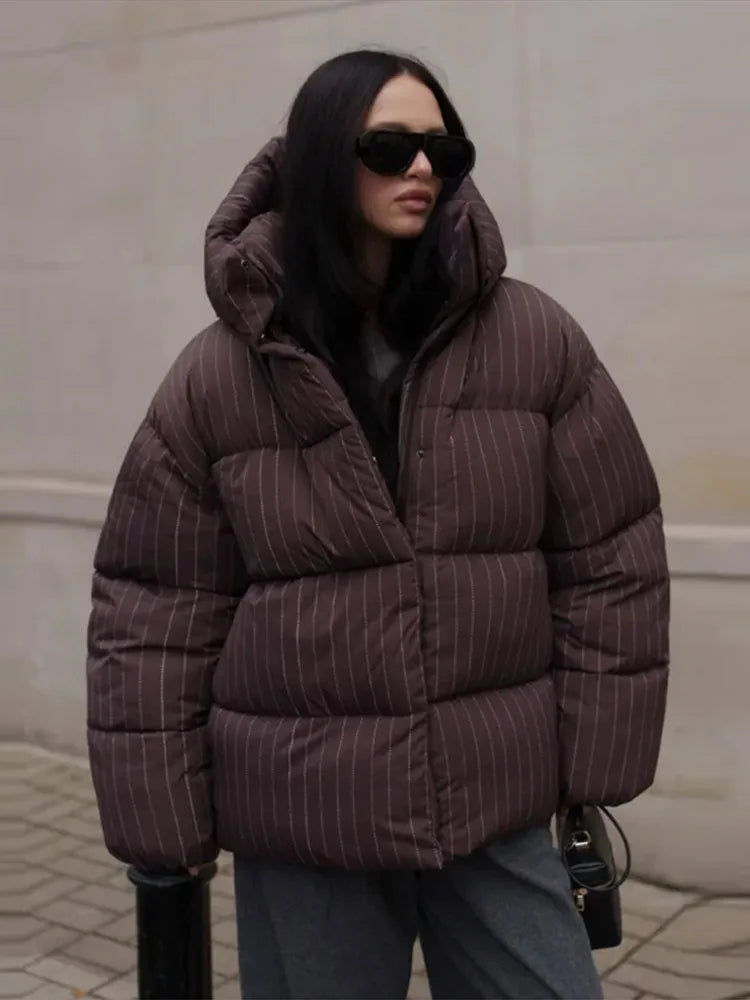 Damen-Steppjacke mit feinen Streifen und Kapuze
