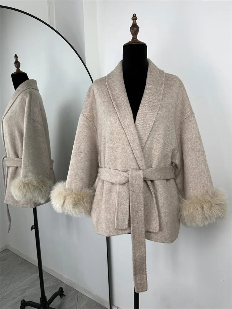 Veste courte femme ceinturée en tissu doux avec poignets en fausse fourrure