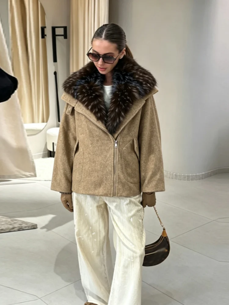 Veste courte femme coupe ample grise avec col et doublure d'aspect fourrure