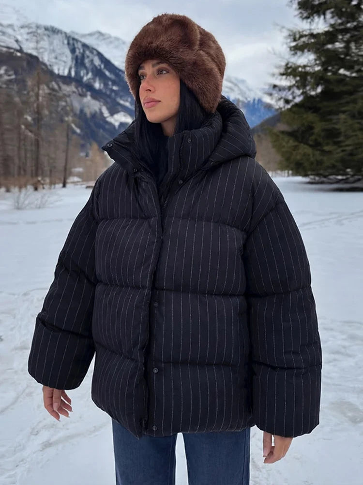 Damen-Steppjacke mit feinen Streifen und Kapuze