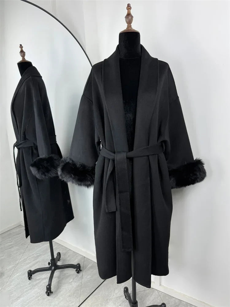 Veste courte femme ceinturée en tissu doux avec poignets en fausse fourrure