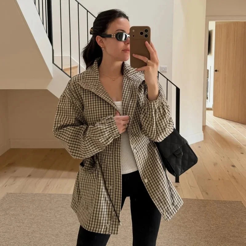 Veste légère femme à carreaux beige et noir avec cordon de serrage taille