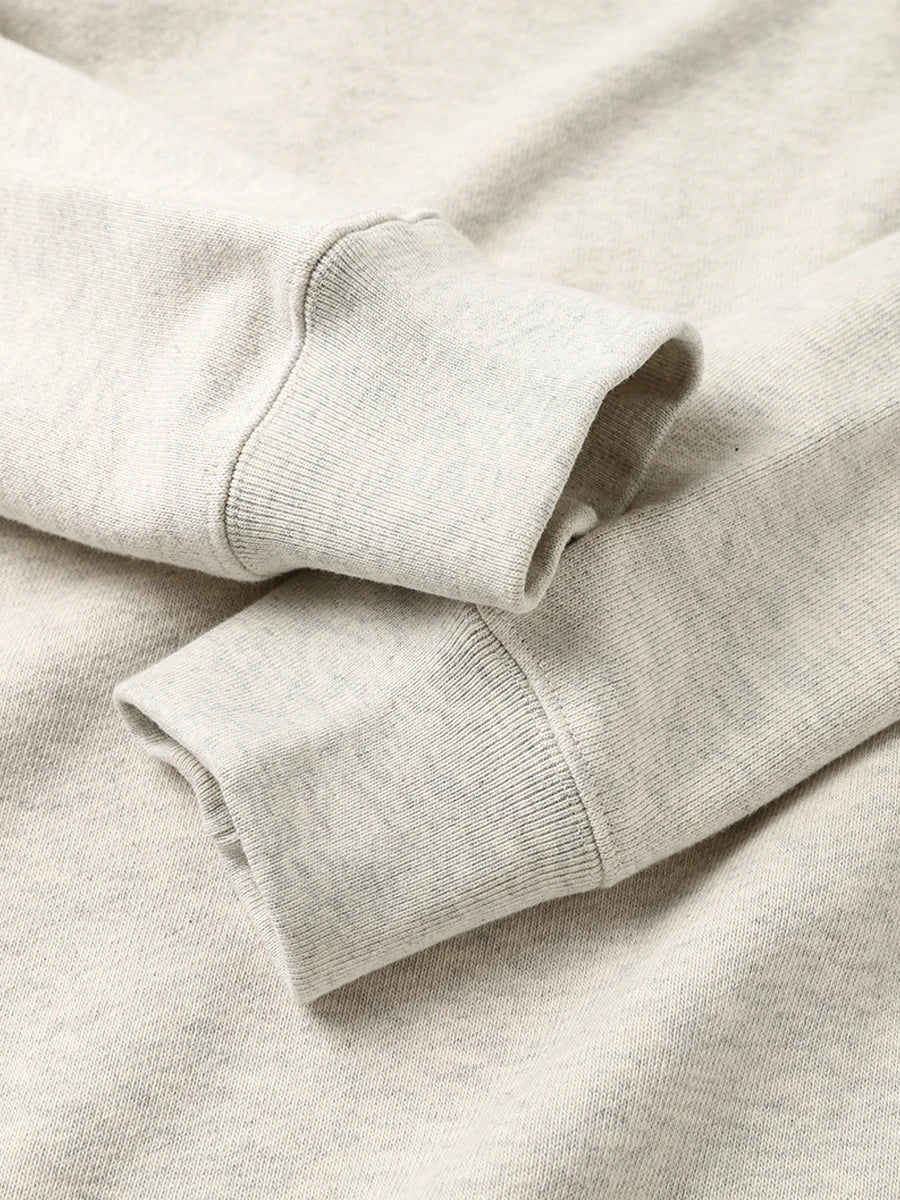 Avslappnad sweatshirt med rund hals och långa ärmar i ljusmelerad färg