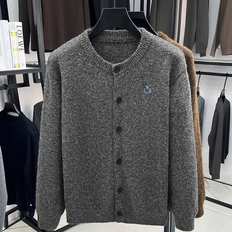 Cardigan da uomo in maglia, abbottonato, con collo rotondo e stemma sulla manica