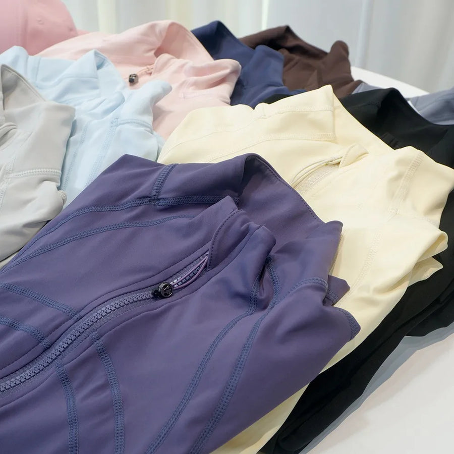 Giacca sportiva da donna con cerniera, colletto rialzato, maniche lunghe e aperture per i pollici
