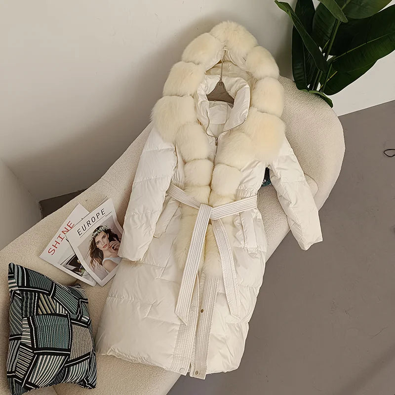 Piumino lungo da donna con cappuccio, rifiniture in pelliccia sintetica, cintura, bianco sporco
