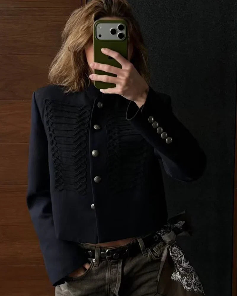 Giacca corta militare nera da donna con collo rialzato e bottoni decorativi