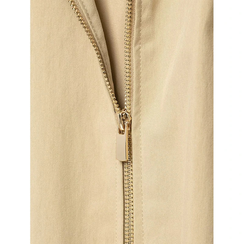 Kurzer beiger Damenblouson mit karierter Fütterung, Kapuze und Kordelzug
