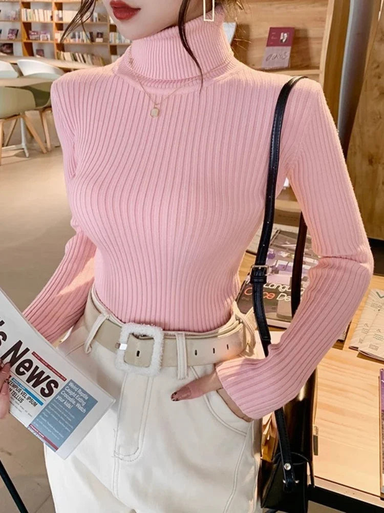 Figurbetonter Damen-Rollkragenpullover aus Rippstrick mit langen Ärmeln