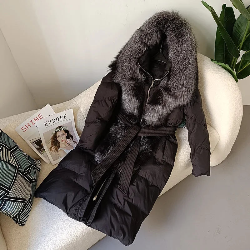 Piumino lungo da donna con cappuccio, rifiniture in pelliccia sintetica, cintura, bianco sporco