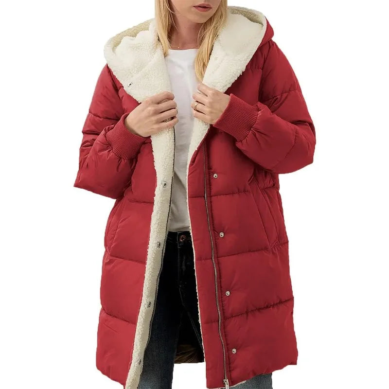 Cappotto invernale lungo trapuntato da donna con cappuccio foderato effetto montone