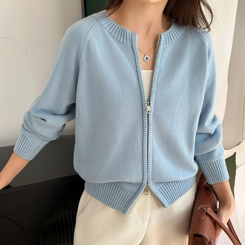 Cardigan til dame med glidelås, rund hals, finstrikket, lange ermer og ensfarget design