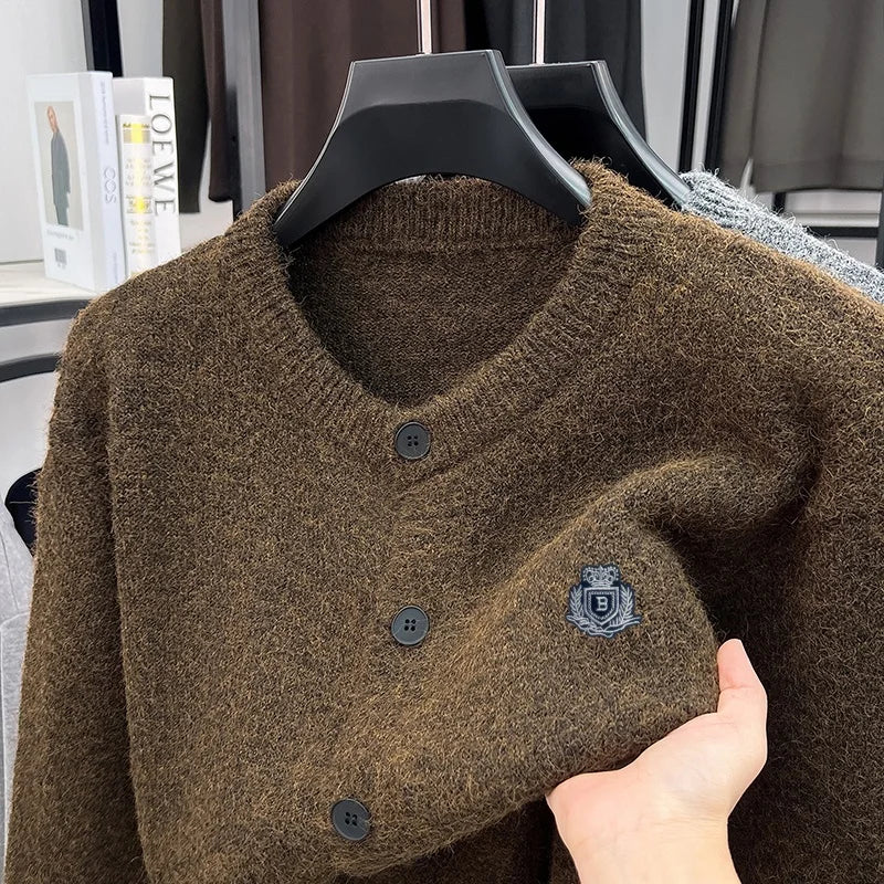 Cardigan da uomo in maglia, abbottonato, con collo rotondo e stemma sulla manica
