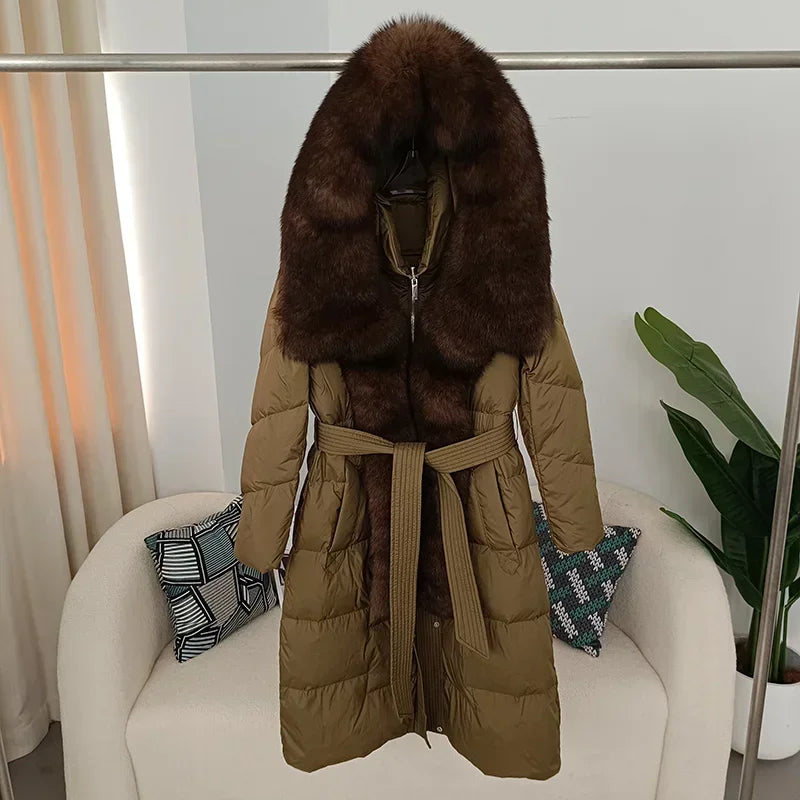 Piumino lungo da donna con cappuccio, rifiniture in pelliccia sintetica, cintura, bianco sporco