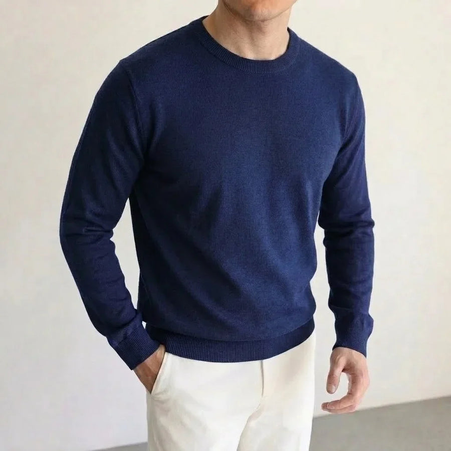 Ensfarvet klassisk herrepullover med rund hals i finstrik