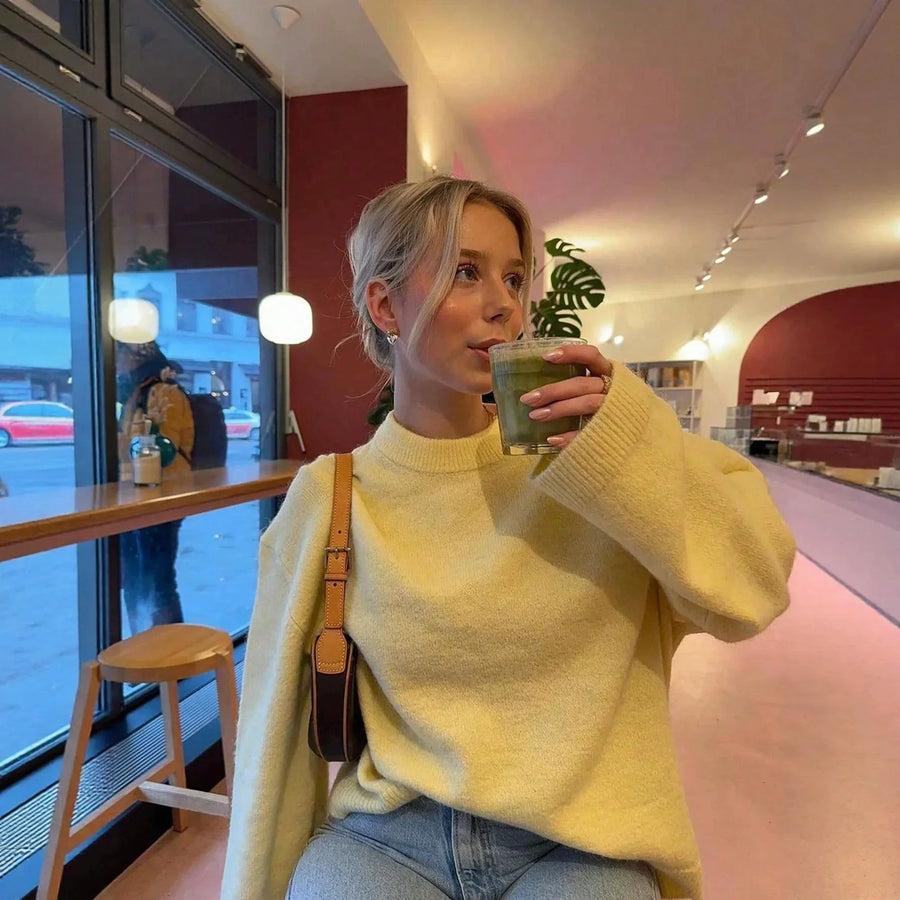 Blød lysegul oversized striktrøje til kvinder med rund hals