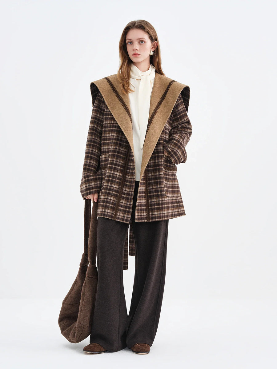 Cappotto ampio da donna a quadri con collo con cappuccio e cintura decorativa
