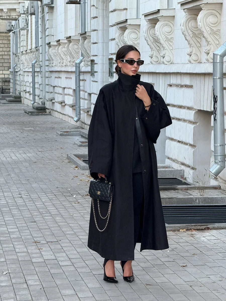 Elegante lange damestrenchcoat met opstaande kraag en ruime pasvorm