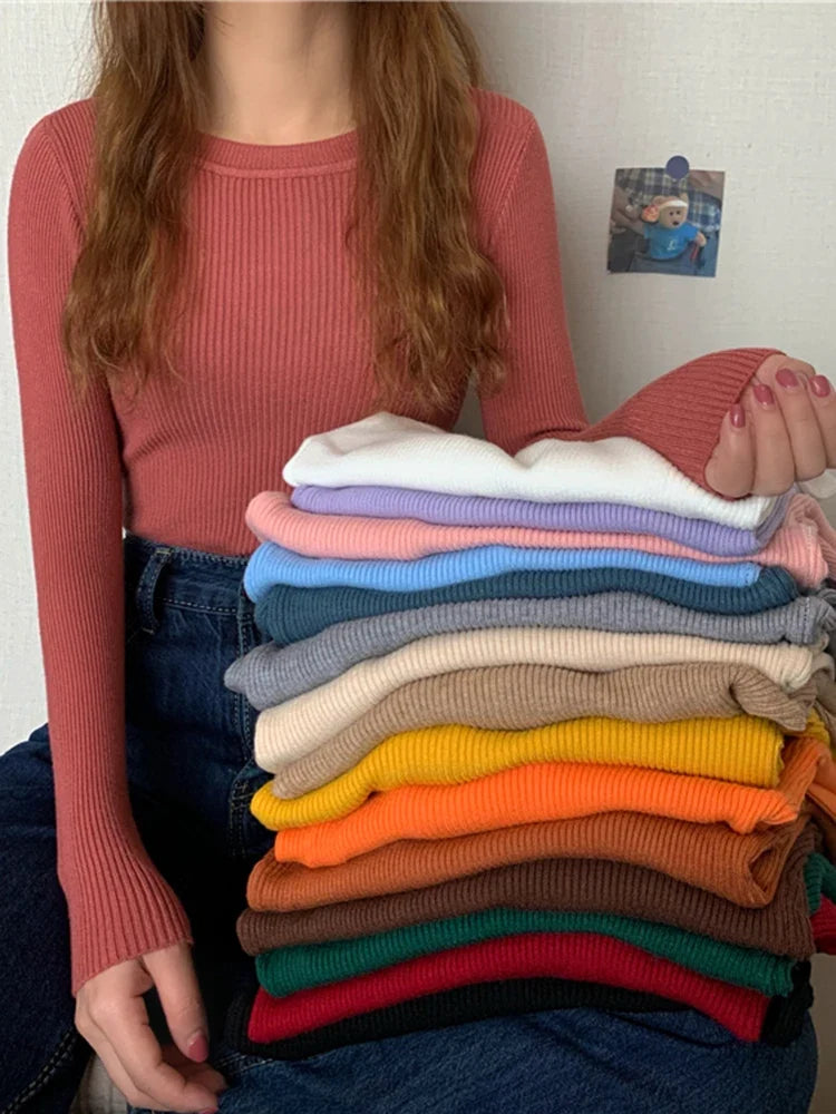 Ribstrikket dametop med lange ærmer og rund hals - Fås i flere farver