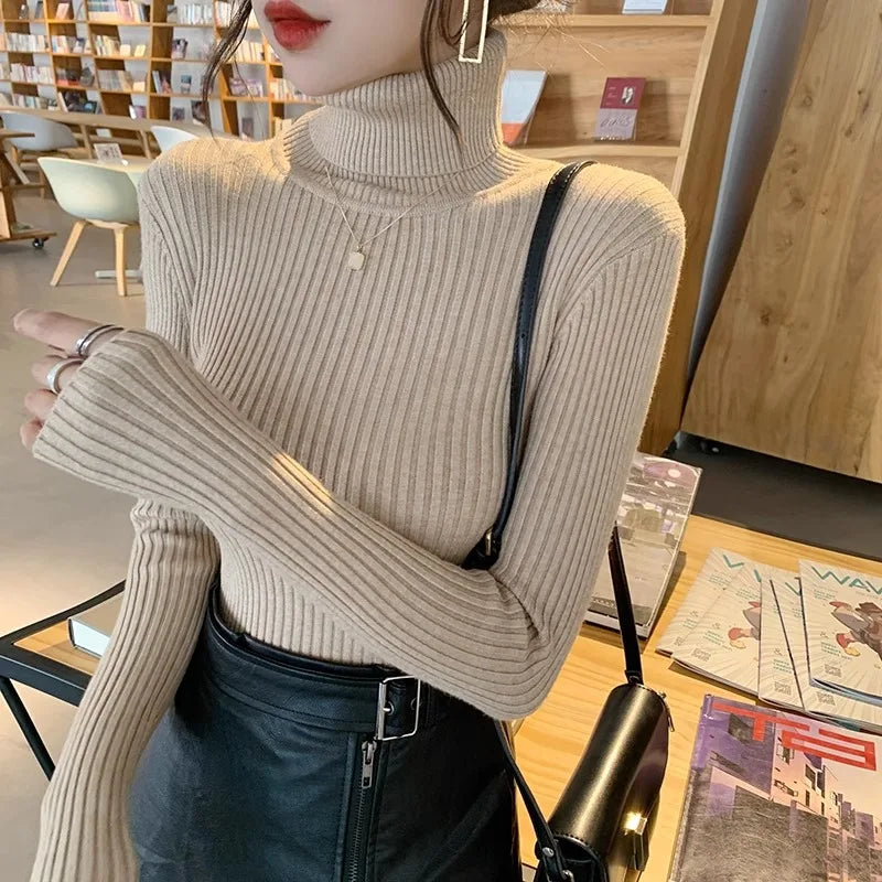 Figurbetonter Damen-Rollkragenpullover aus Rippstrick mit langen Ärmeln