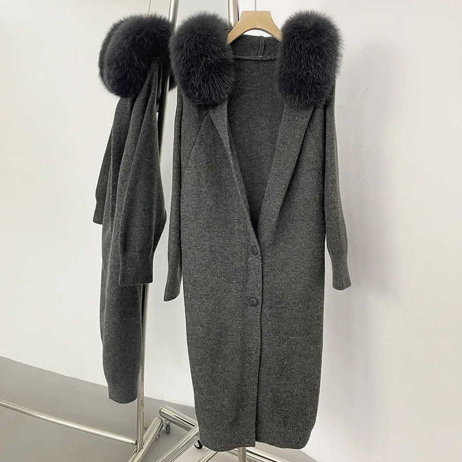 Lang damesvest van gebreid materiaal met kraag in antracietgrijze bontlook