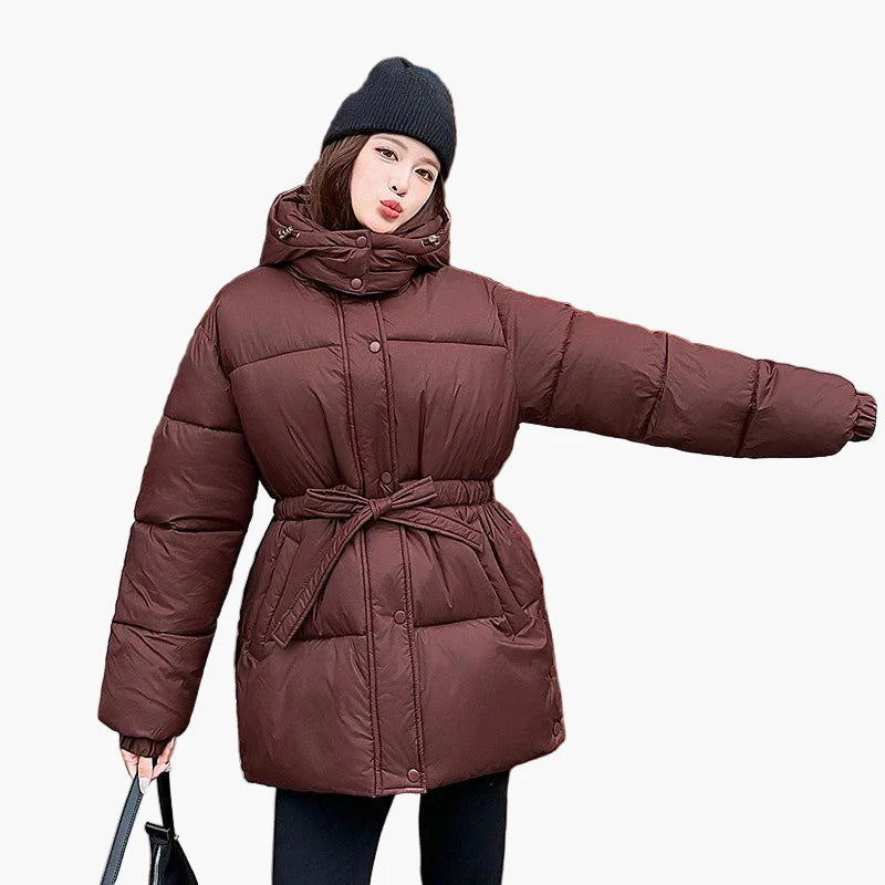 Cappotto Invernale Trapuntato con Cappuccio e Cintura da Donna – Stile Casual e alla Moda